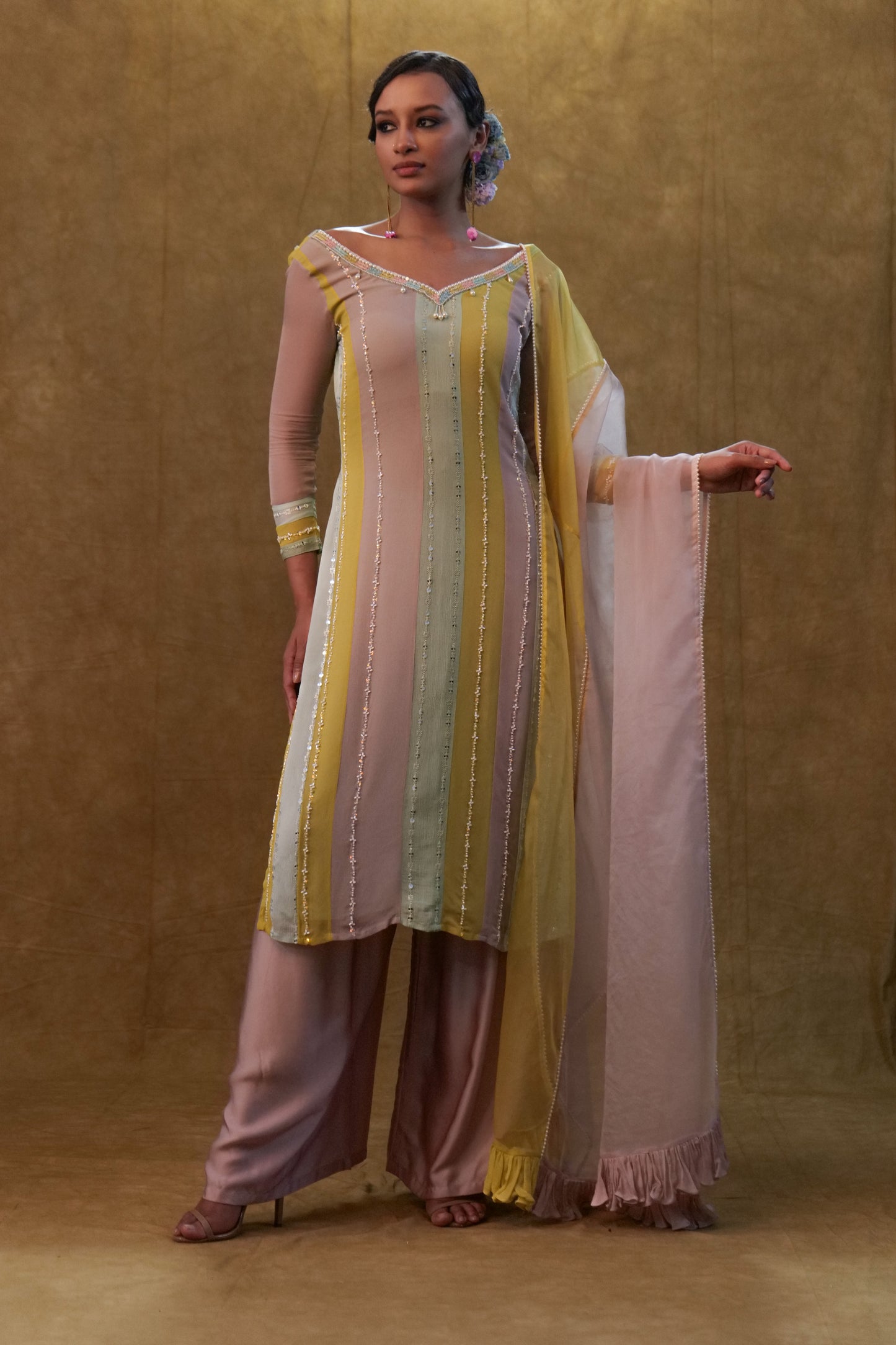 Color block kurta set paired with dupatta and pants