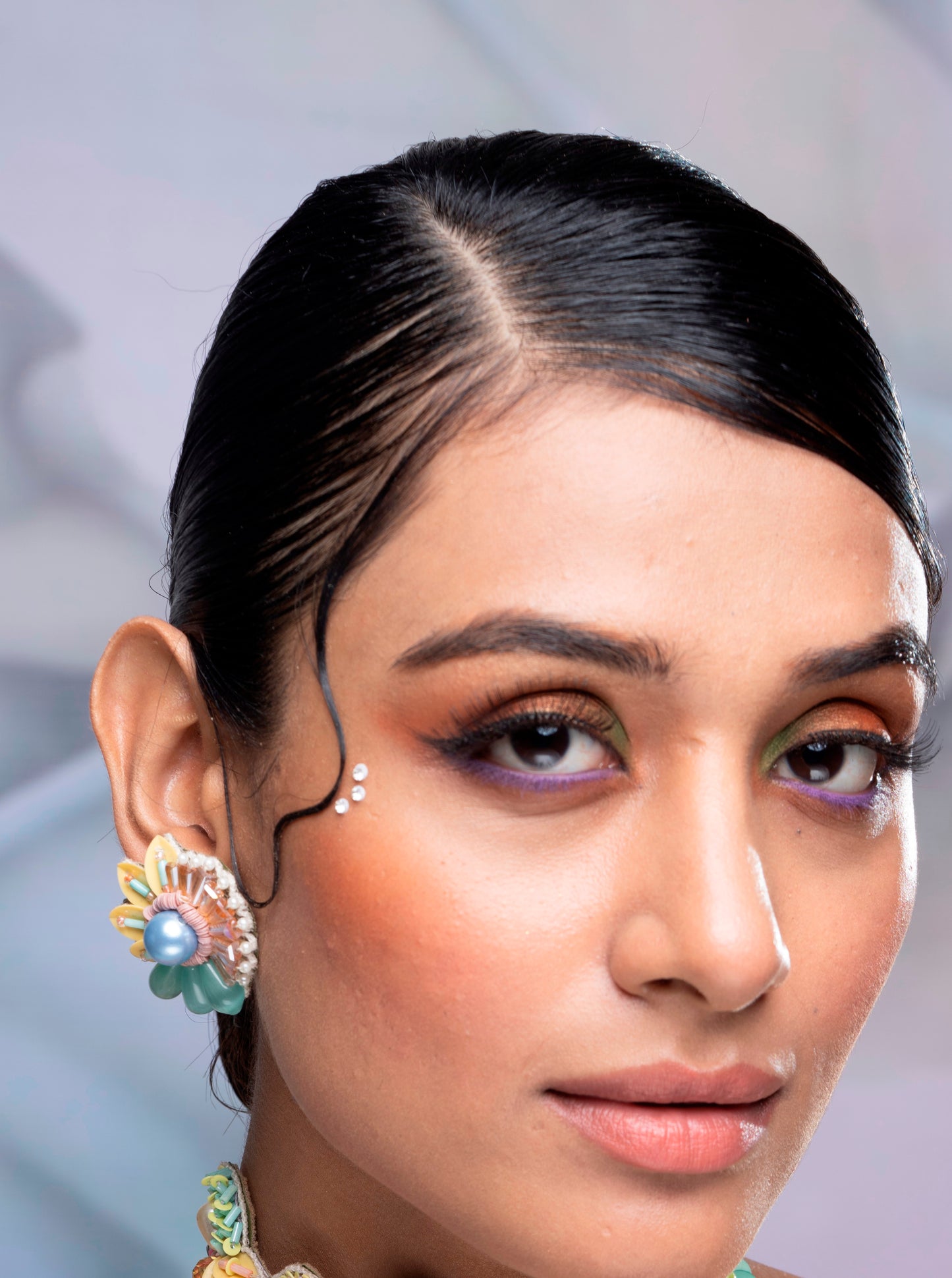 PAIR OF EARRINGS IN MULTICOLOR
