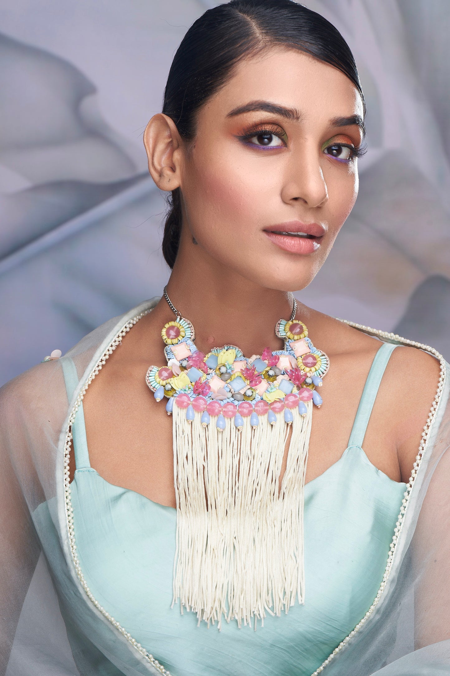 NECKLACE IN MULTICOLOR STONE WORK