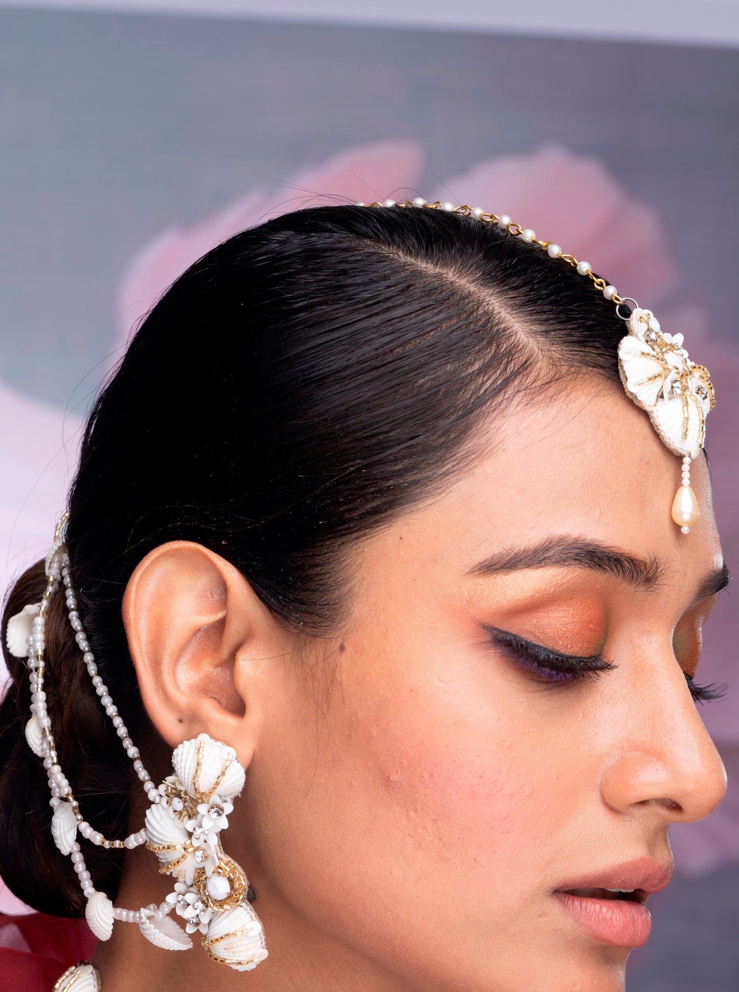 PAIR OF EARRINGS IN OFF WHITE
