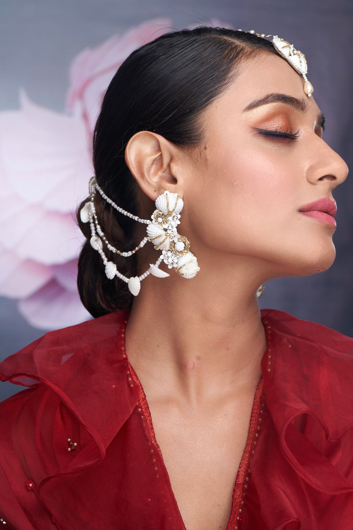 PAIR OF EARRINGS IN OFF WHITE