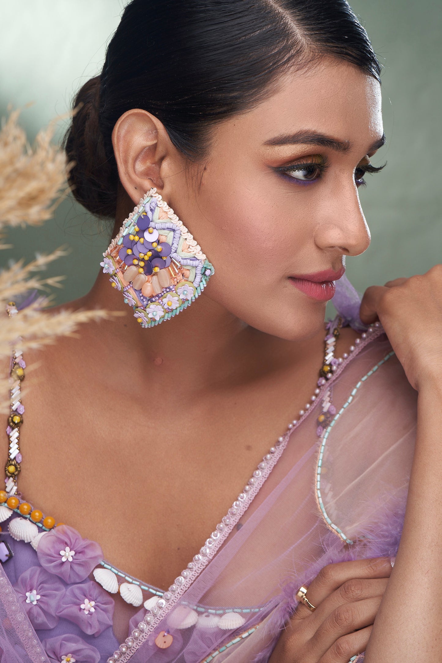 PAIR OF EARRINGS IN STONE WORK