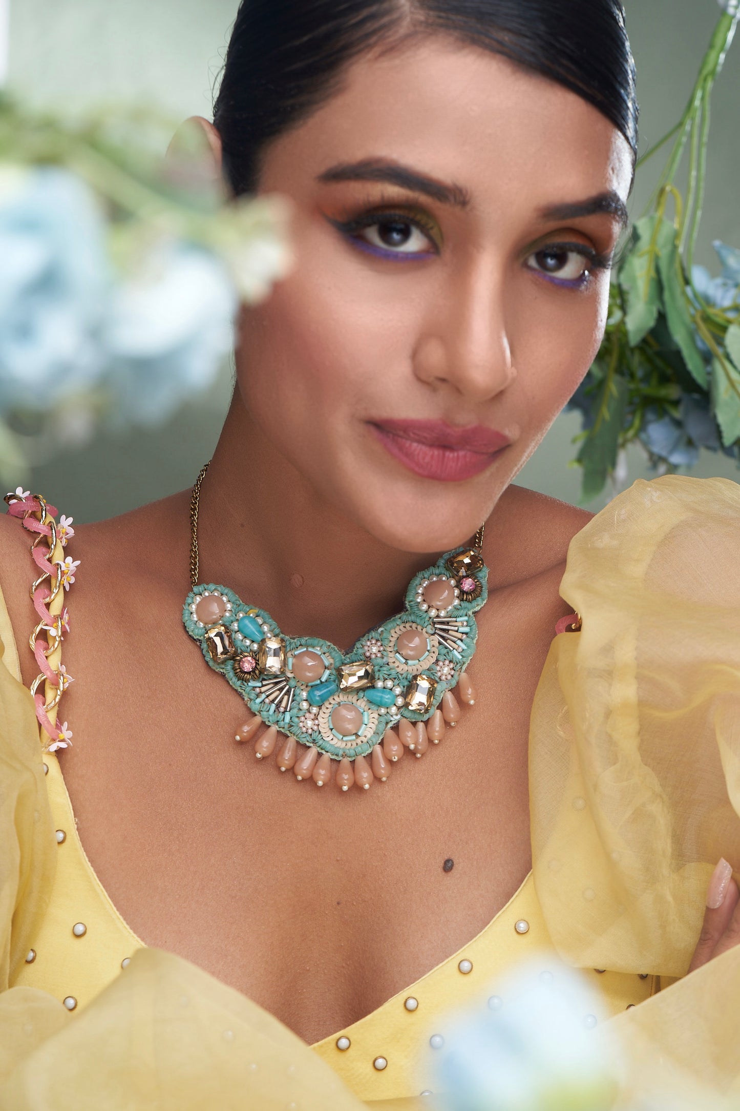 NECKLACE IN MULTICOLOR STONE