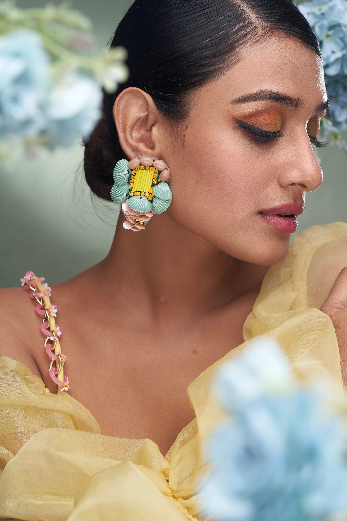 PAIR OF EARRINGS IN SHELL