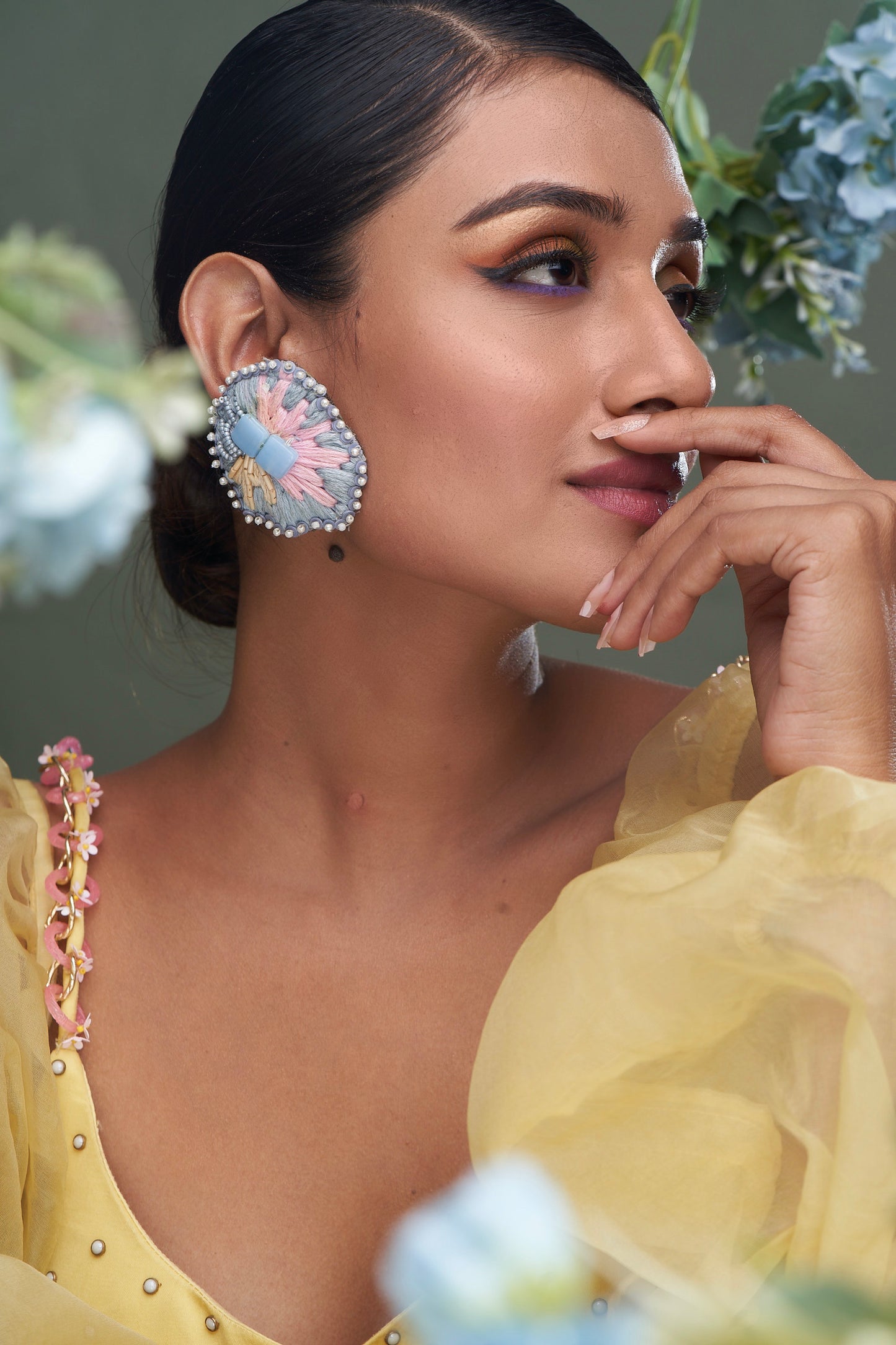 PAIR OF EARRINGS IN STONE