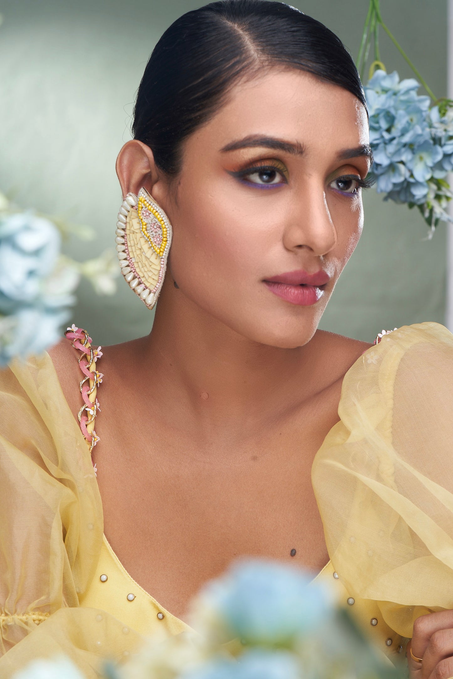 PAIR OF EARRINGS IN YELLOW