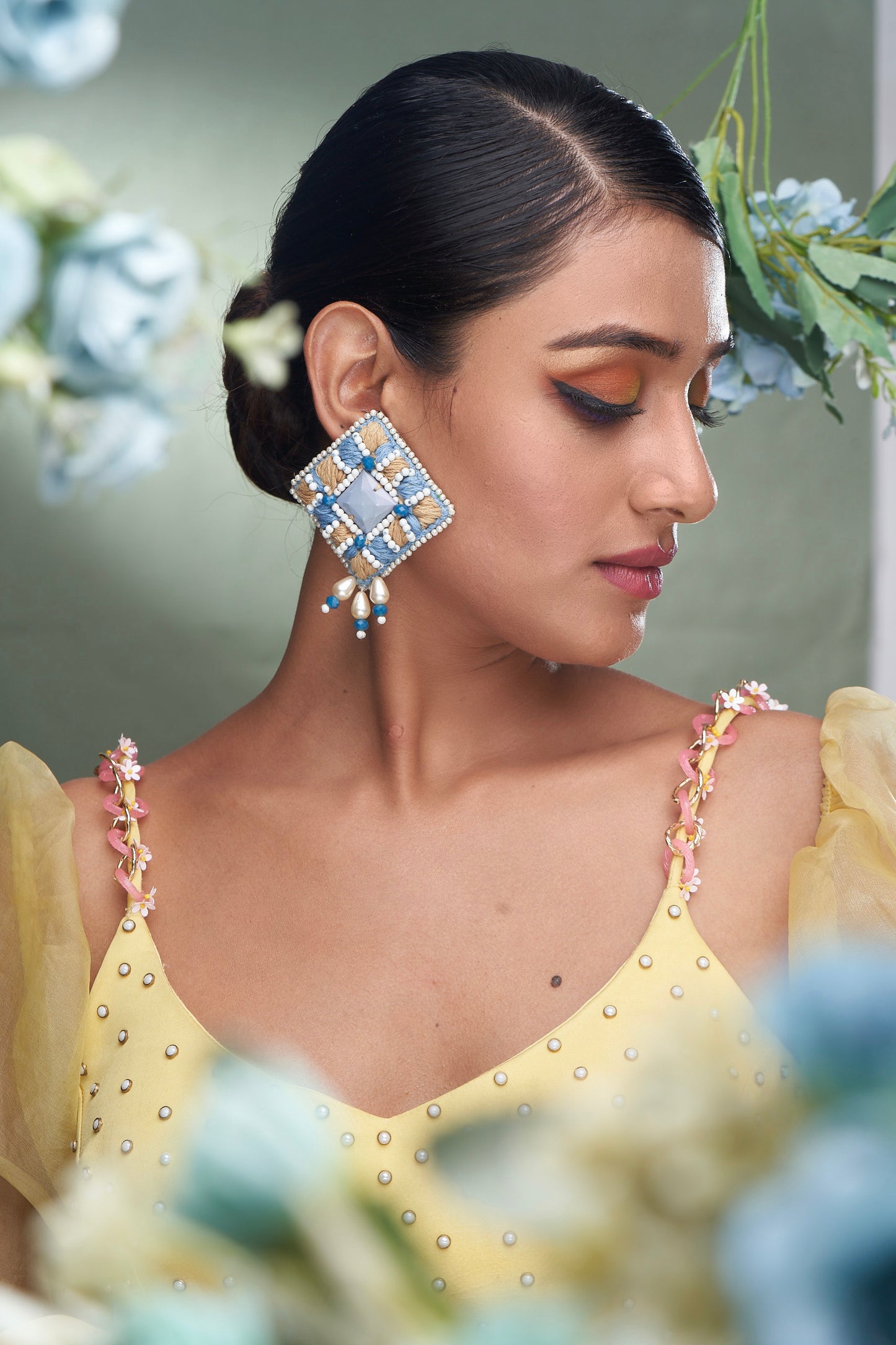 PAIR OF EARRINGS IN THREAD
