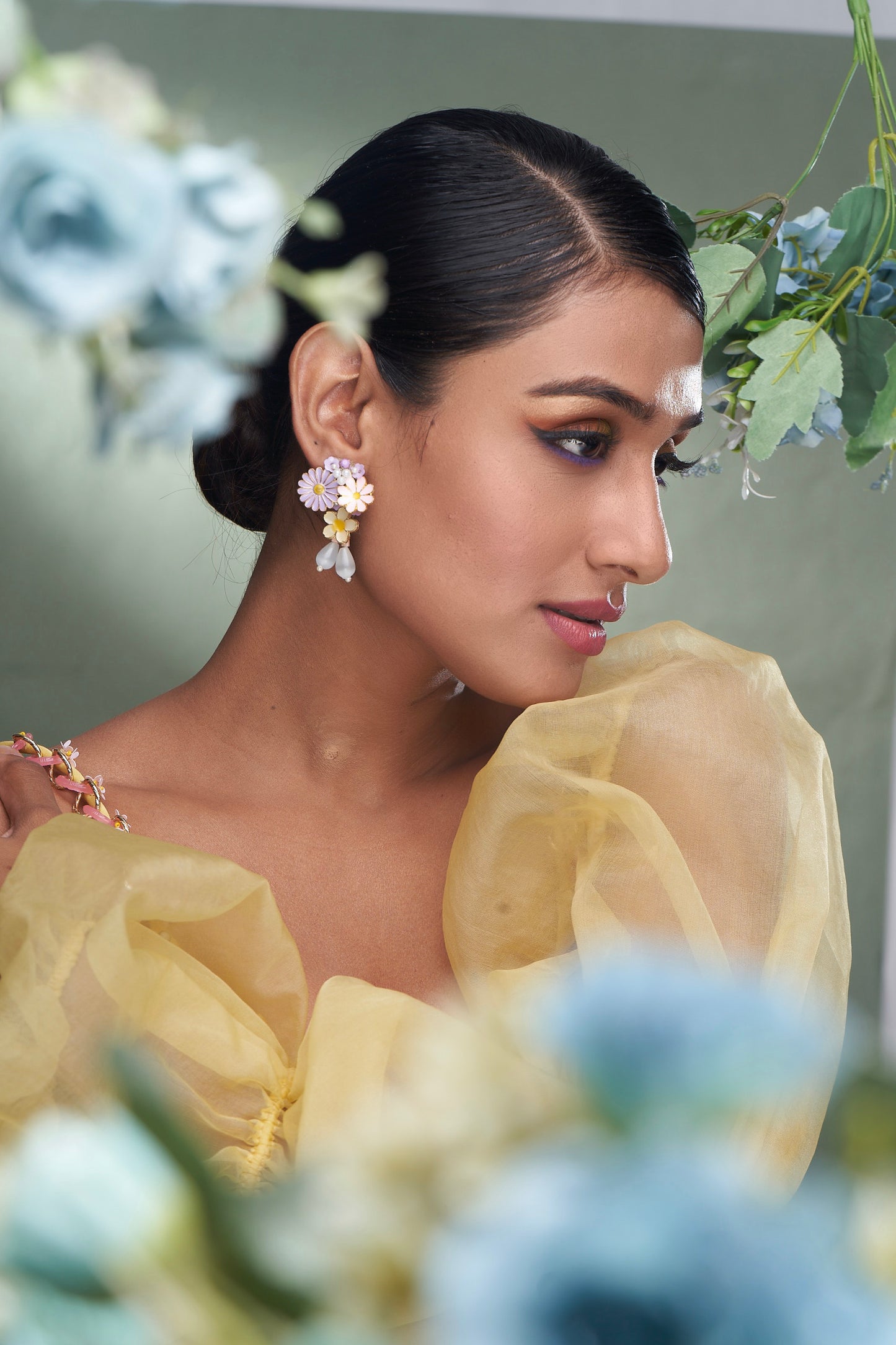 PAIR OF EARRINGS WITH HANGINGS