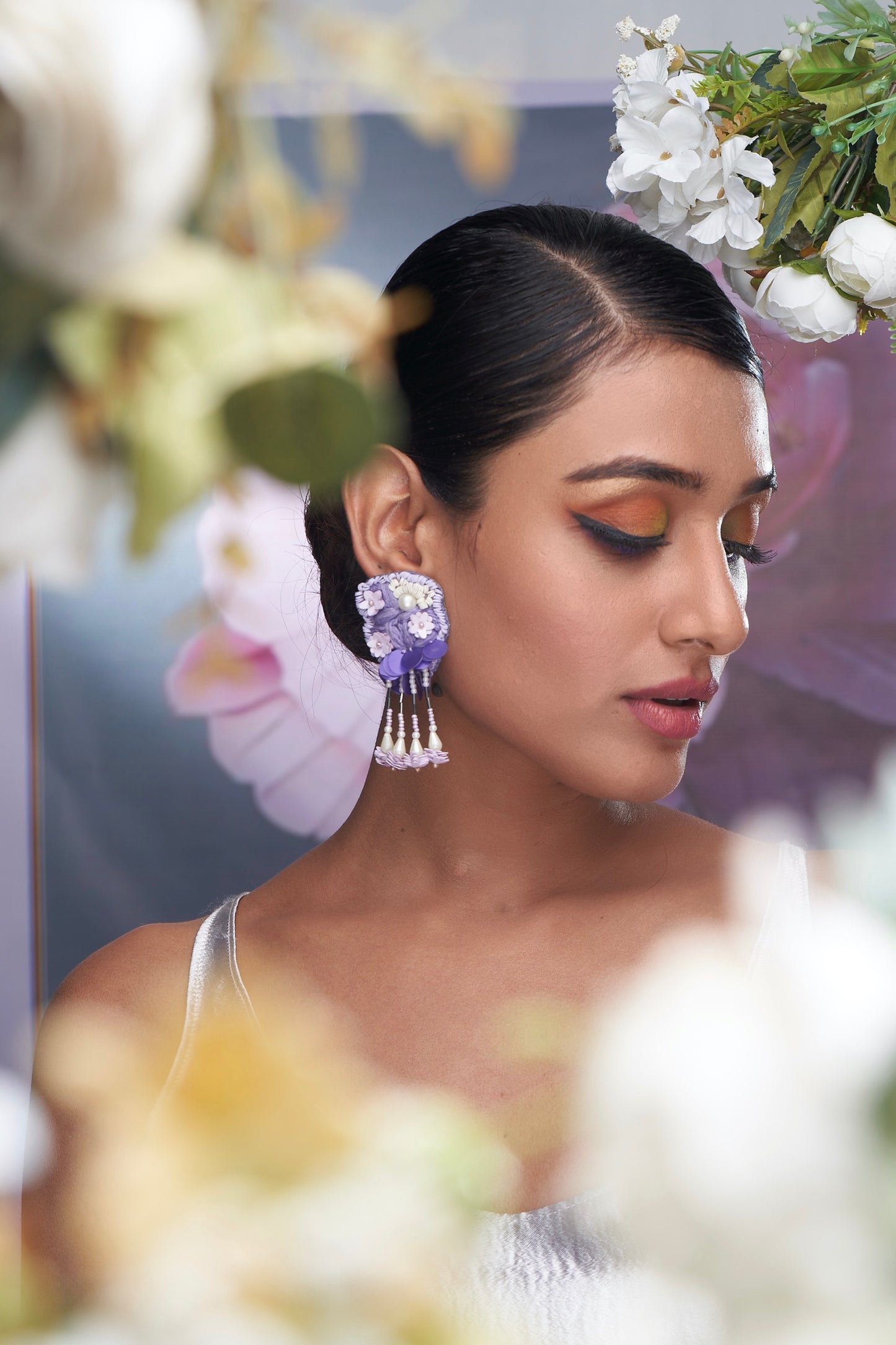 PAIR OF EARRINGS IN WHITE AND LAVENDER