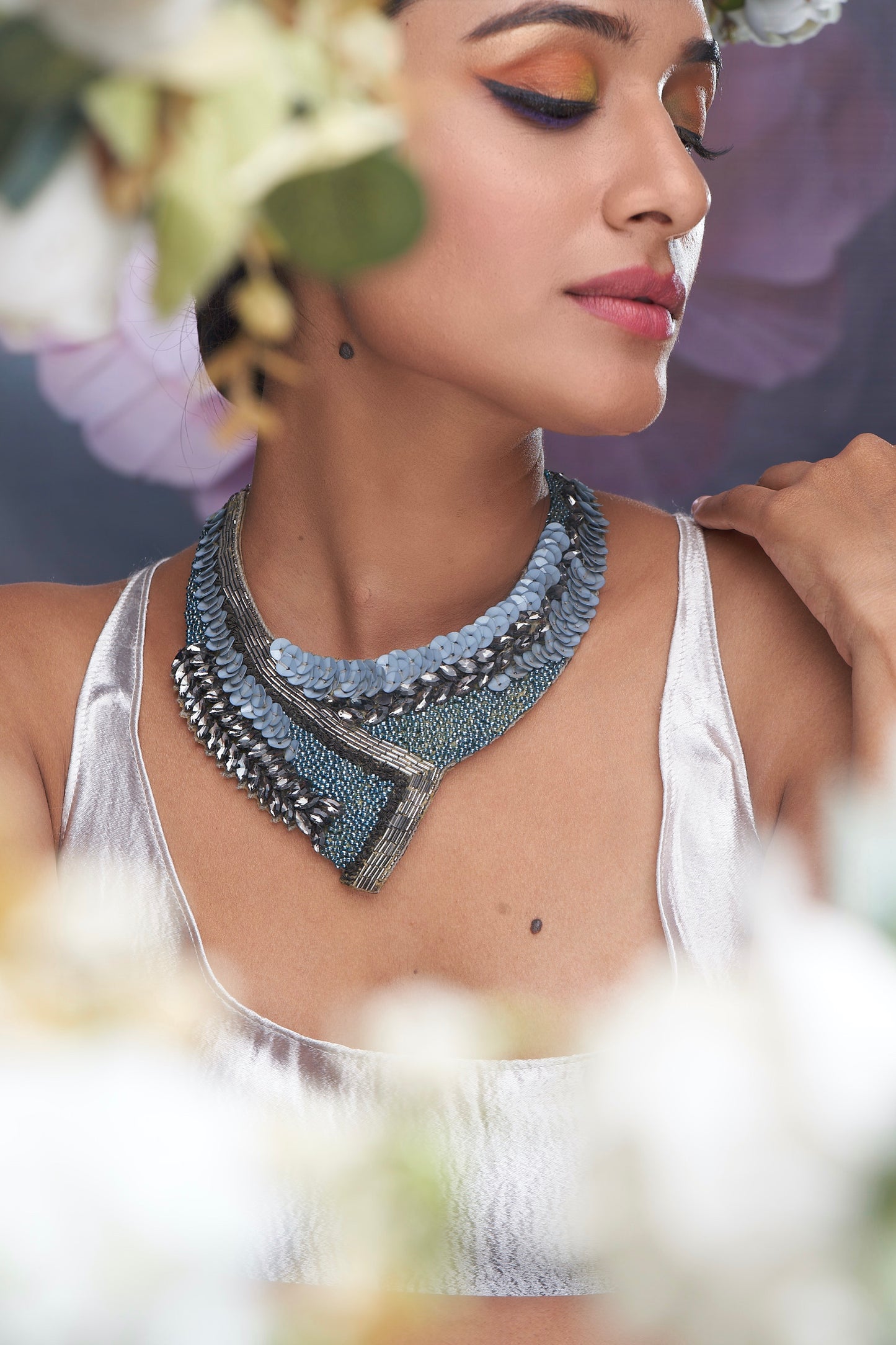 NECKLACE IN BLUE WITH WORK