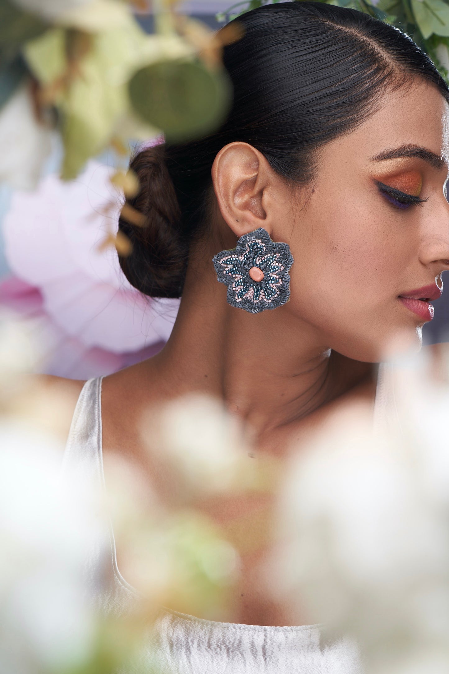 PAIR OF EARRINGS IN GREY