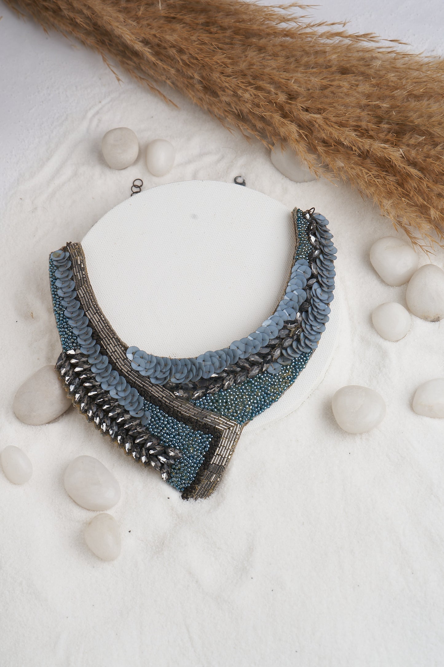 NECKLACE IN BLUE WITH WORK