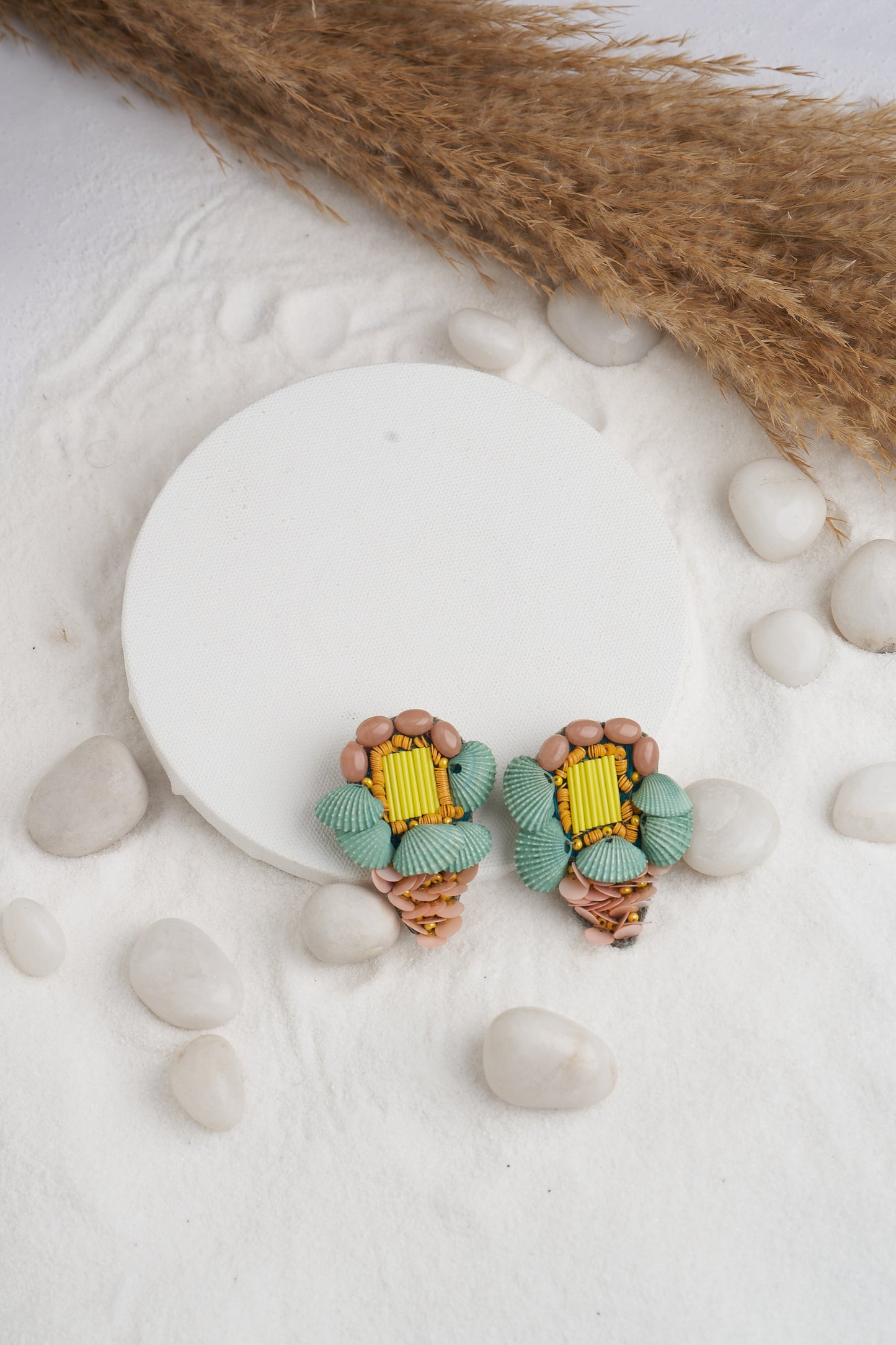 PAIR OF EARRINGS IN SHELL