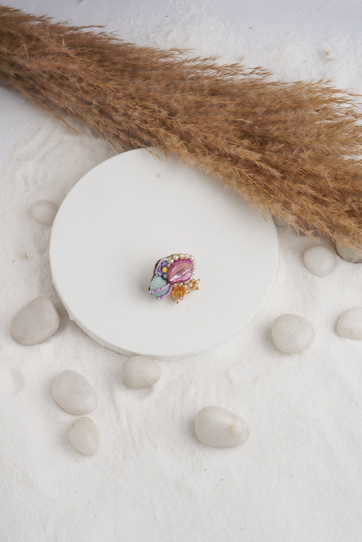 RING WITH STONE AND SHELL