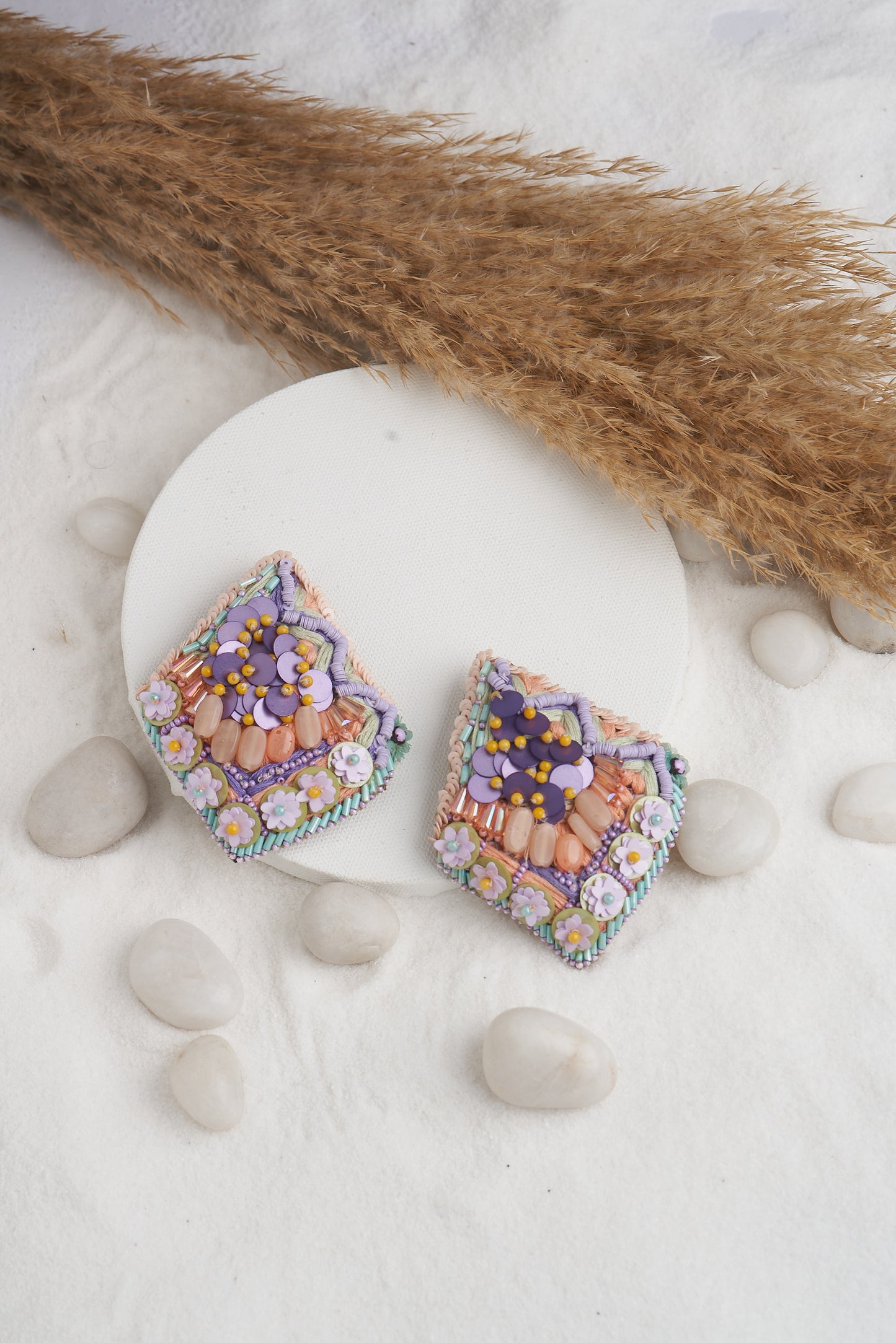 PAIR OF EARRINGS IN STONE WORK