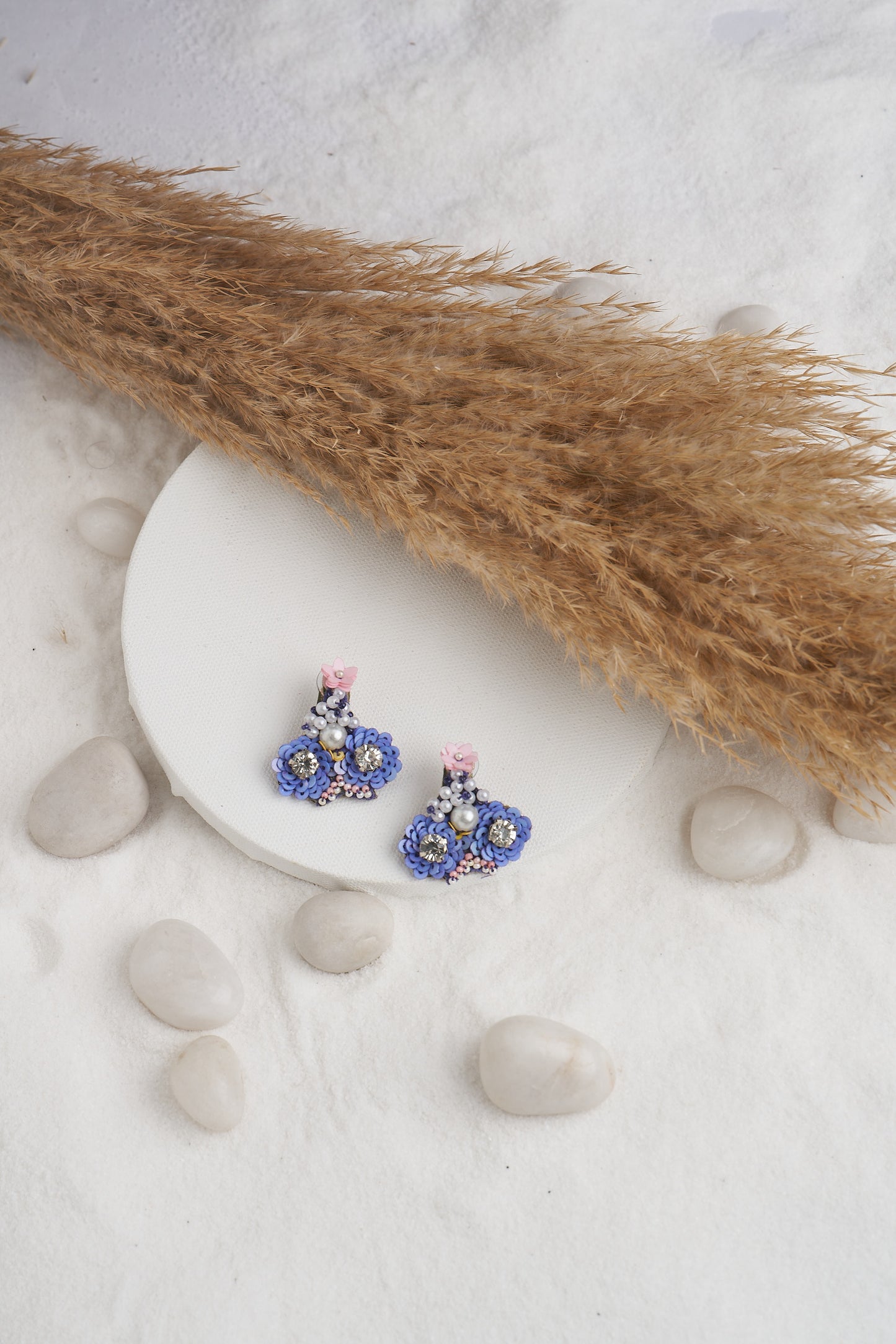PAIR OF EARRINGS IN LAVENDER