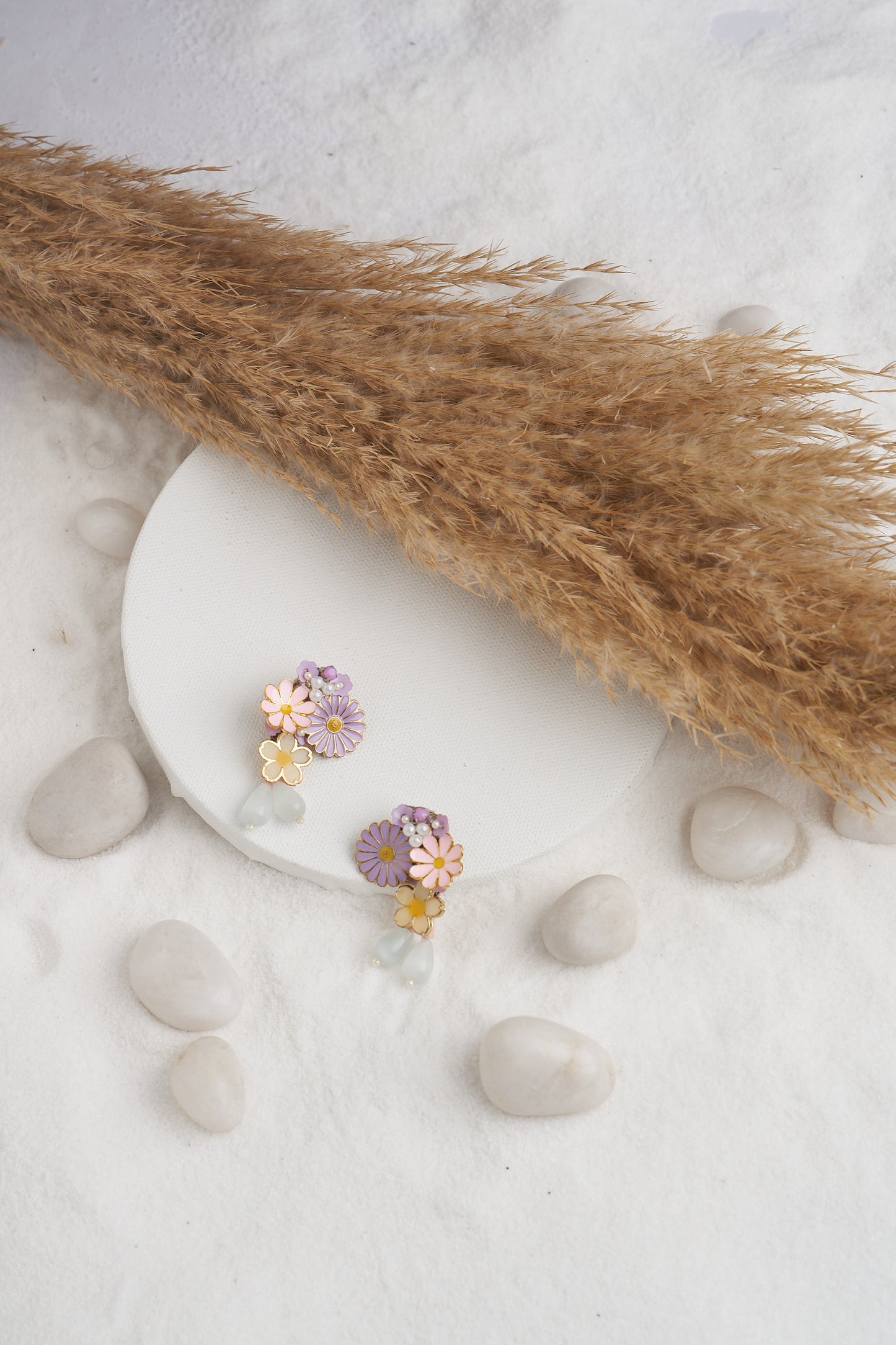 PAIR OF EARRINGS WITH HANGINGS