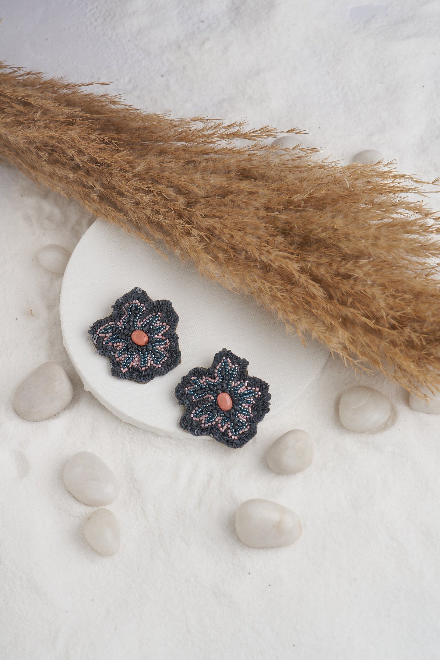 PAIR OF EARRINGS IN GREY