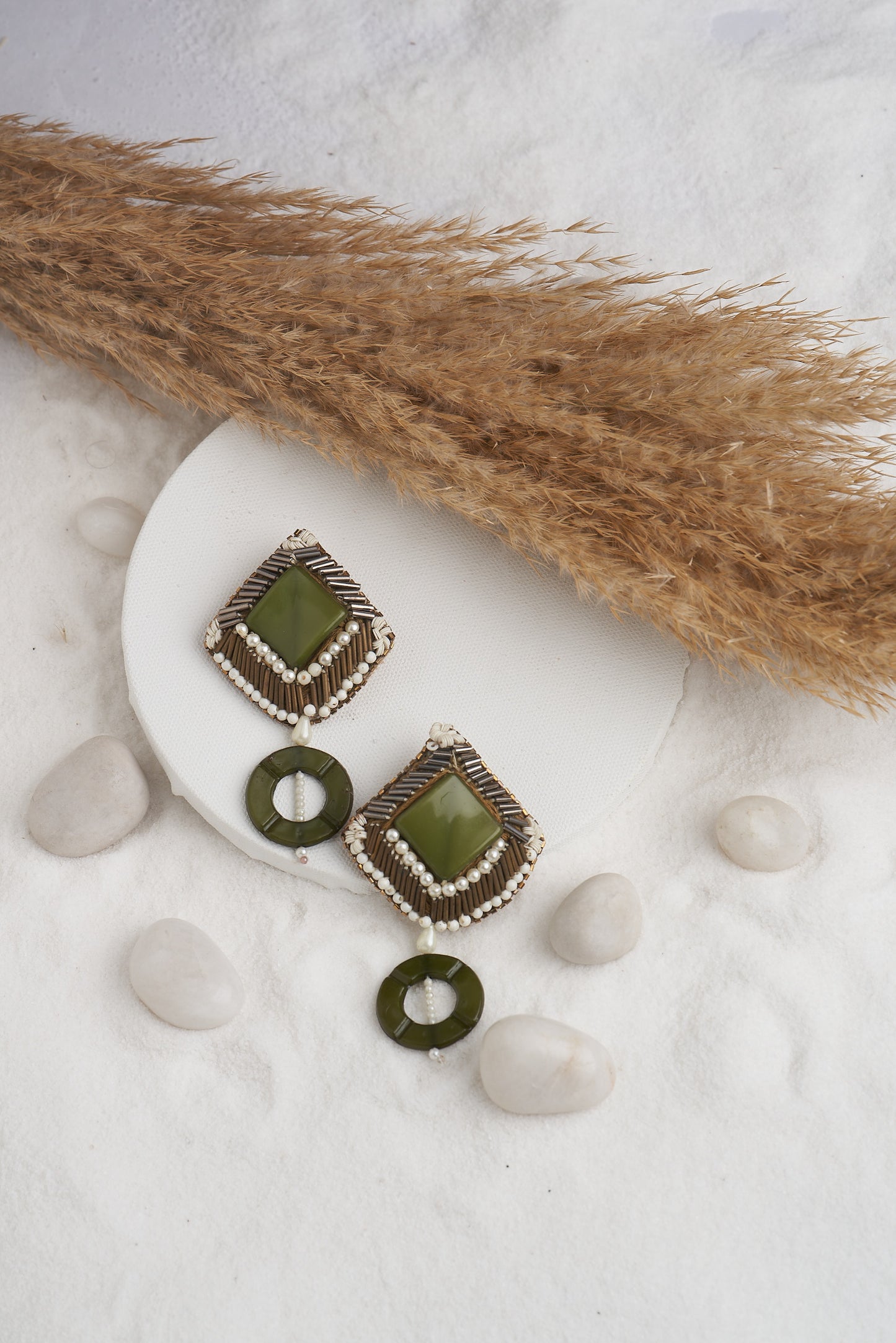 PAIR OF EARRINGS IN OLIVE