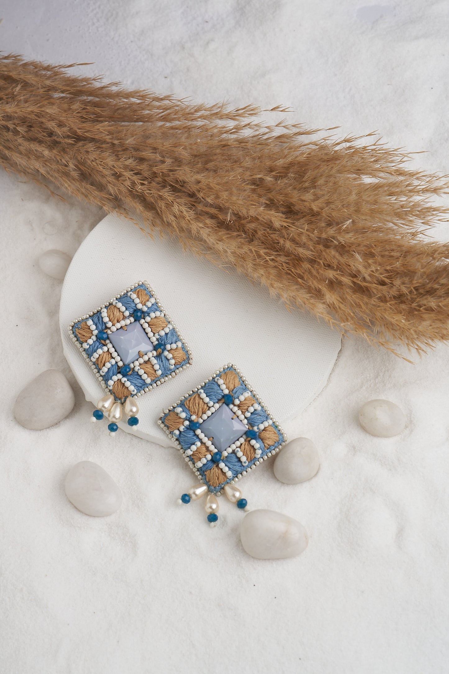 PAIR OF EARRINGS IN THREAD