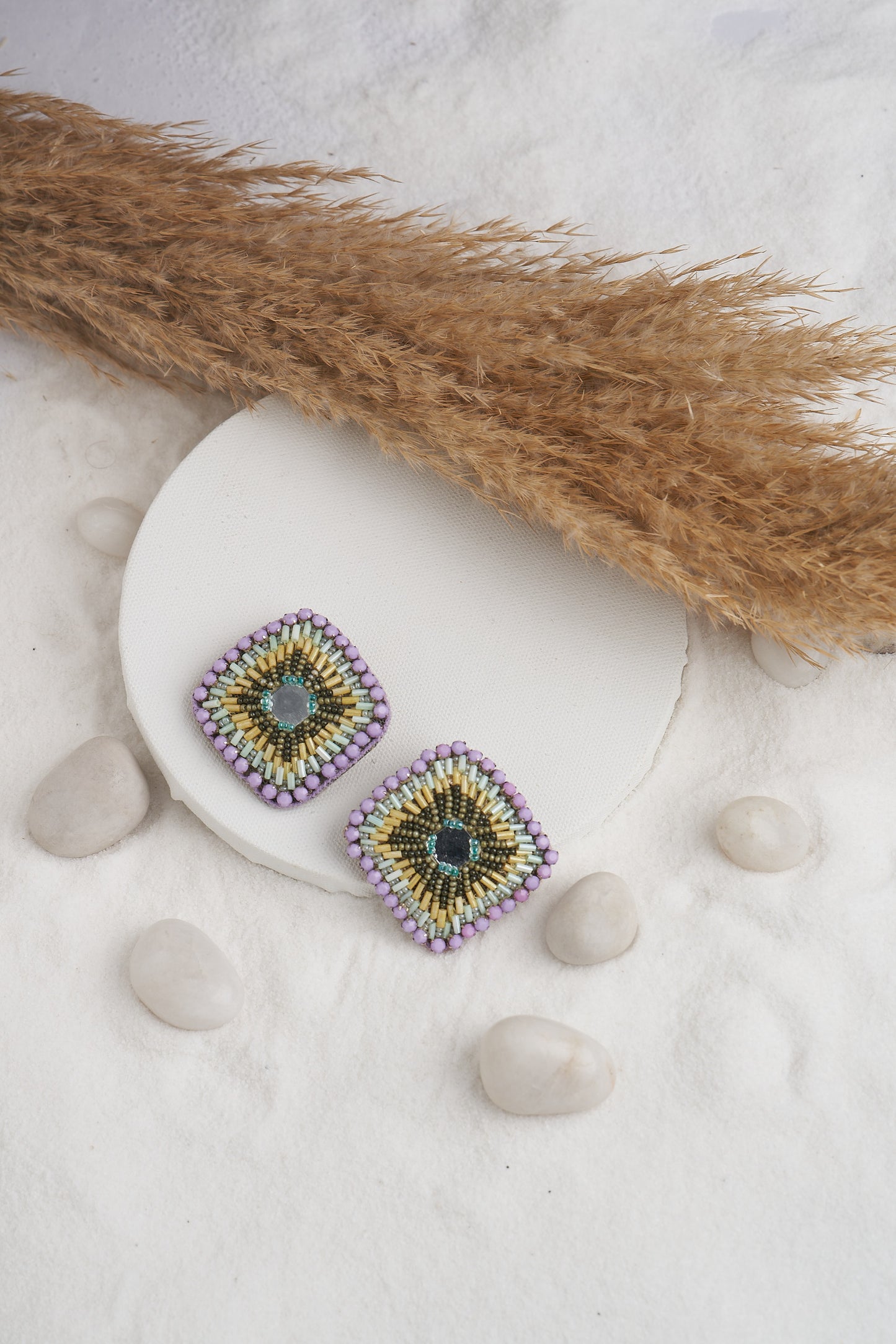 PAIR OF EARRINGS IN STONE