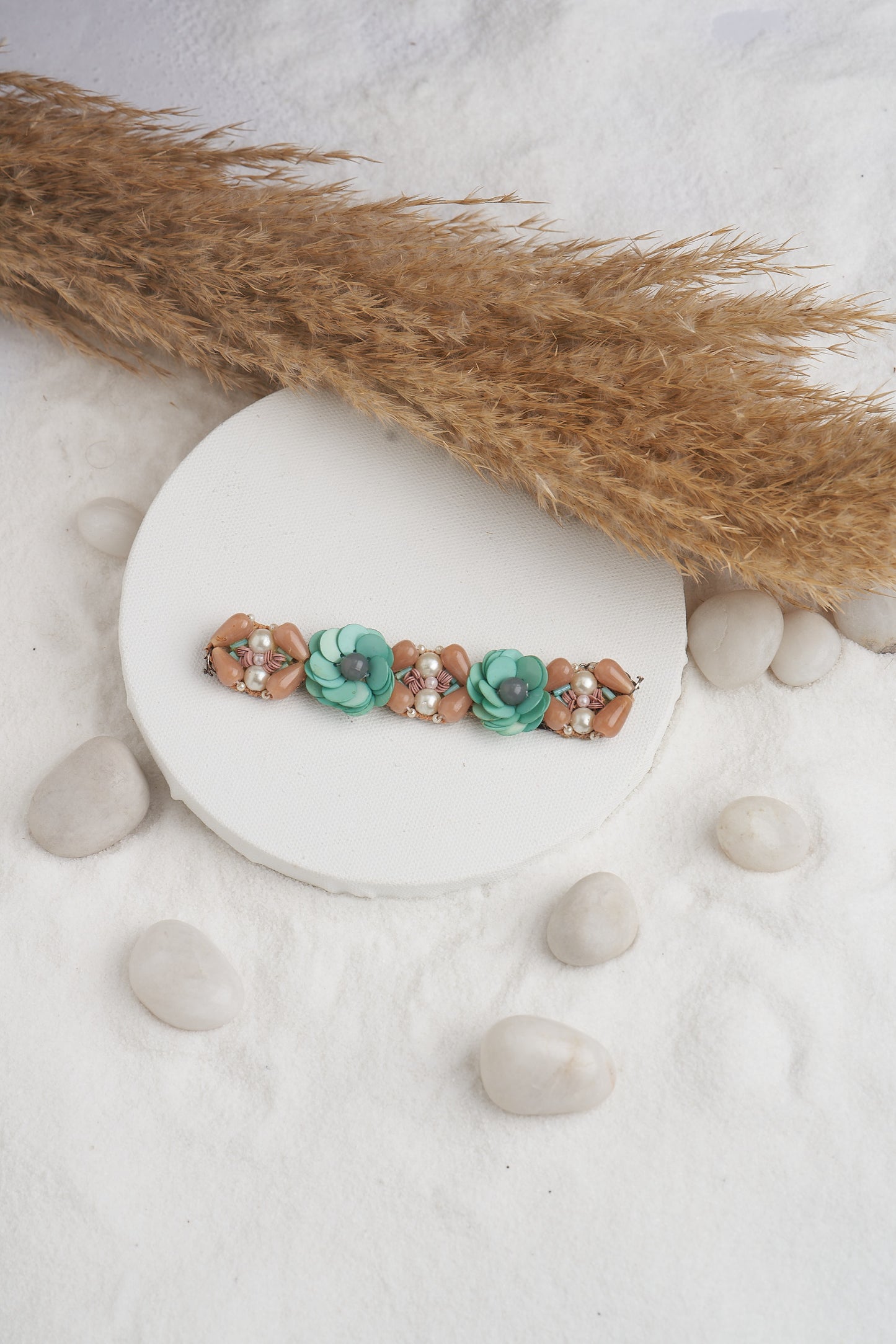 WRISTBAND IN GREEN WITH STONE