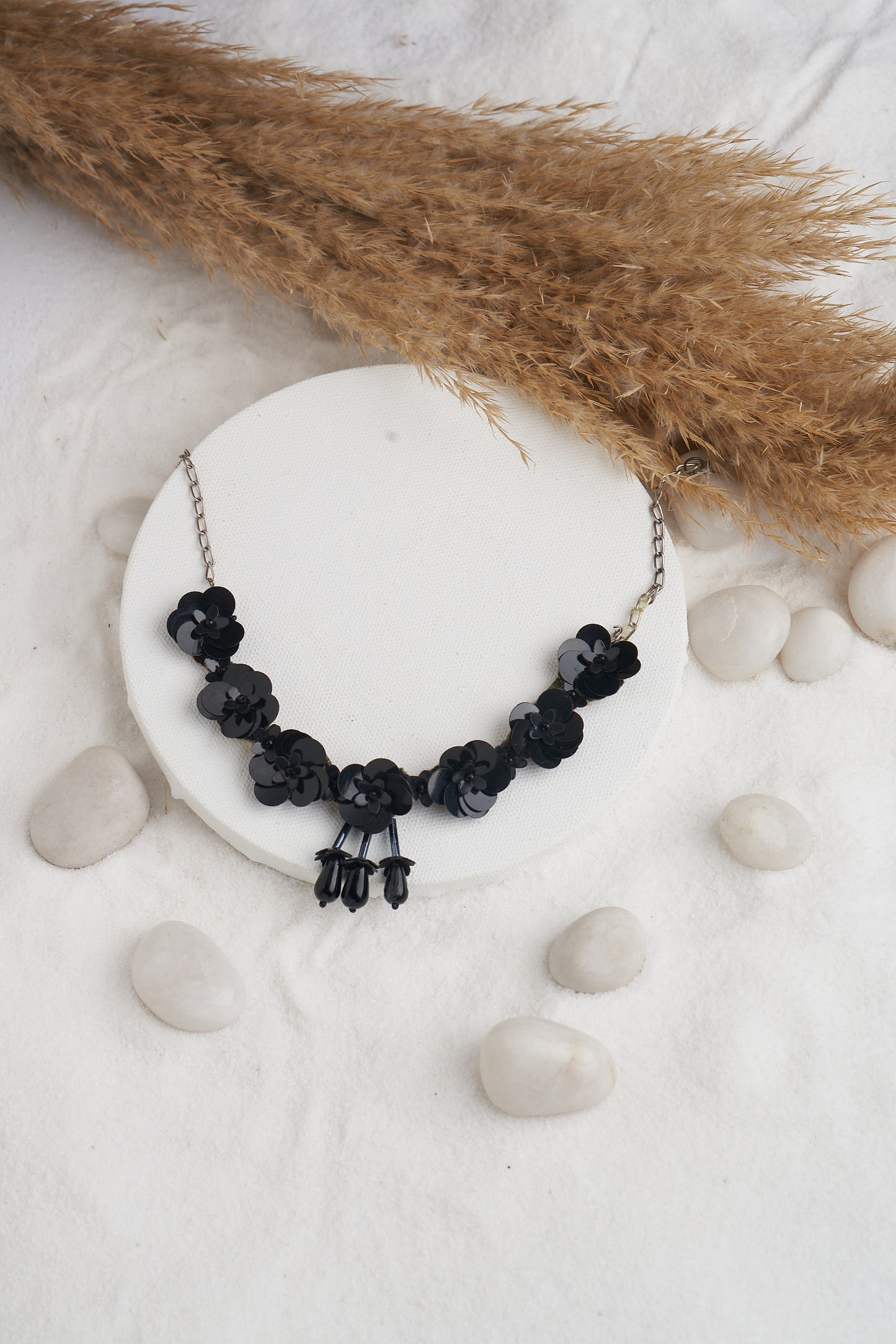 NECKLACE SET IN BLACK