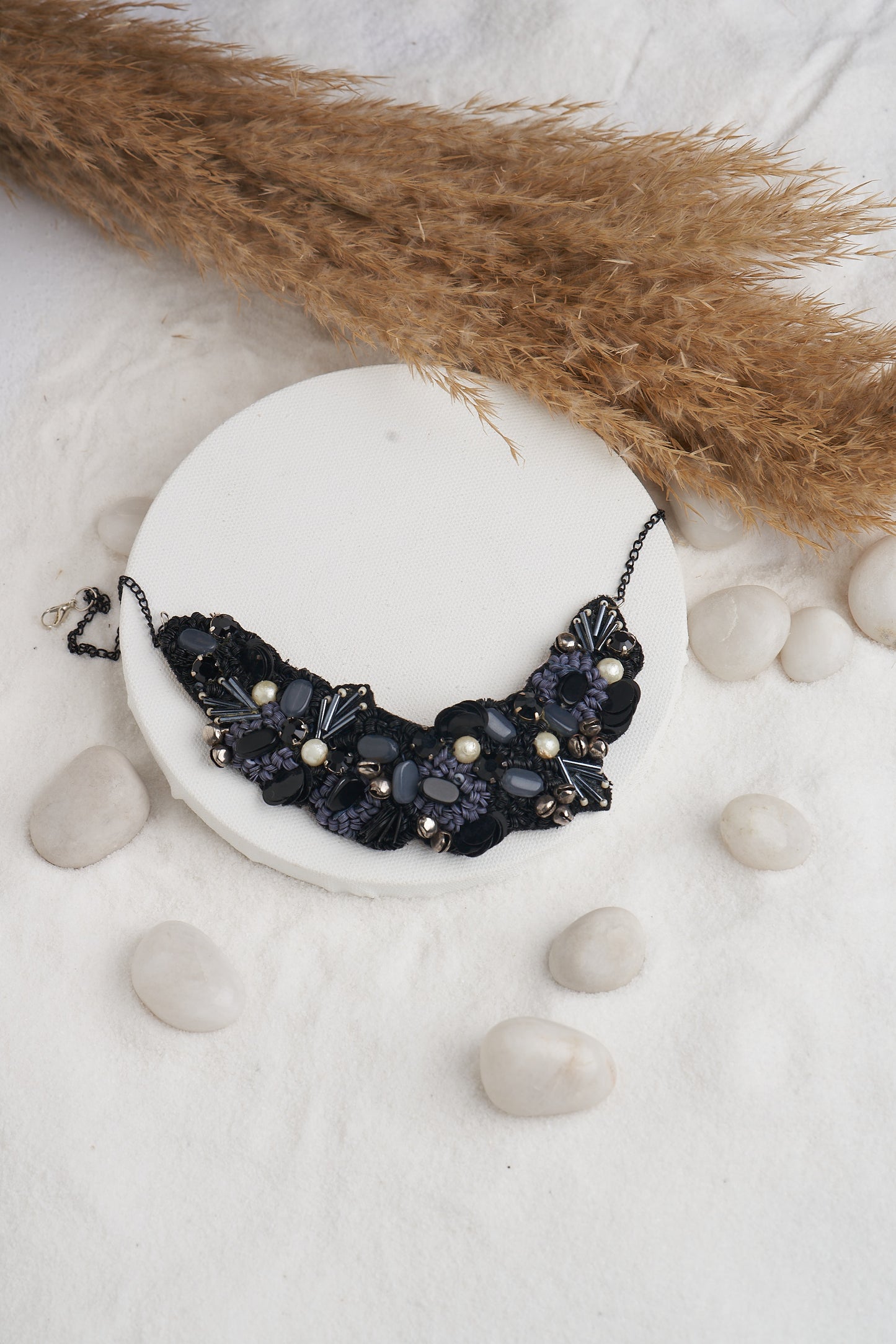 NECKLACE IN BLACK