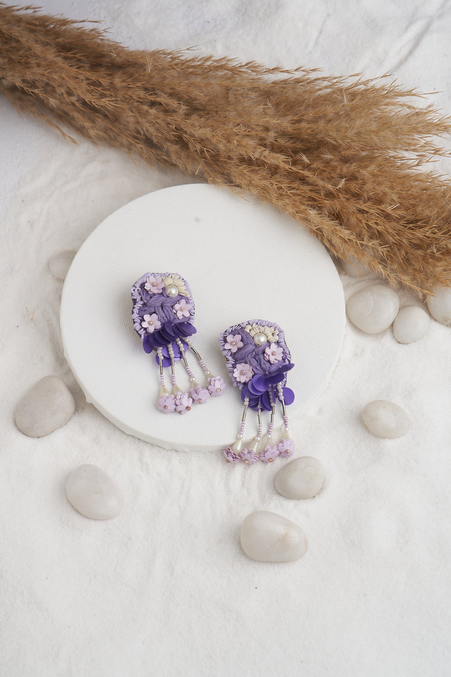 PAIR OF EARRINGS IN WHITE AND LAVENDER