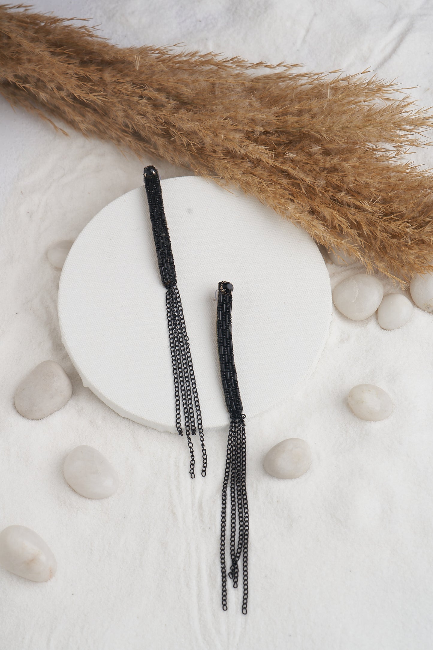 PAIR OF EARRINGS IN BLACK