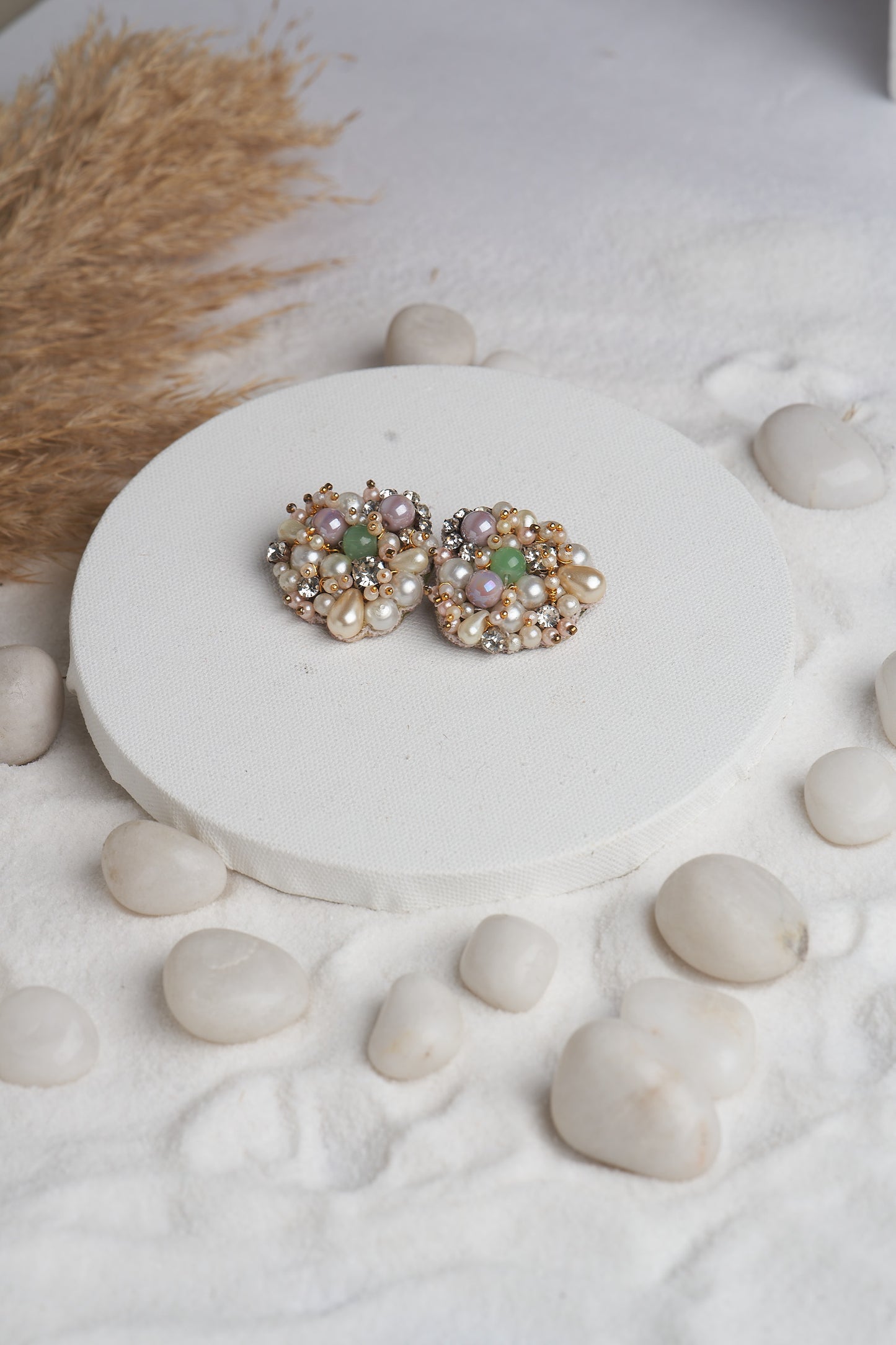 PAIR OF EARRINGS WITH GREEN STONE