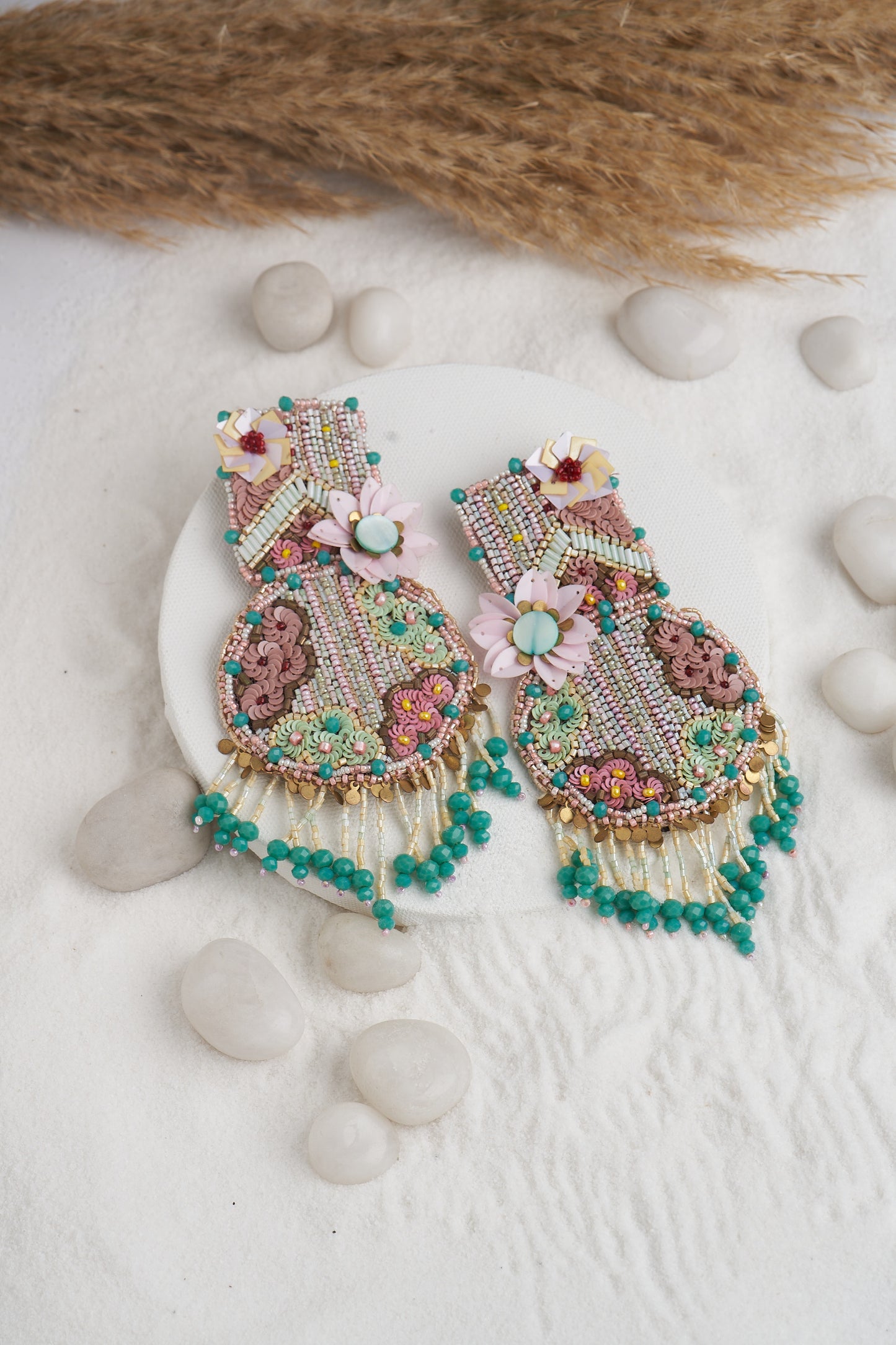 PAIR OF EARRINGS IN STONE WORK