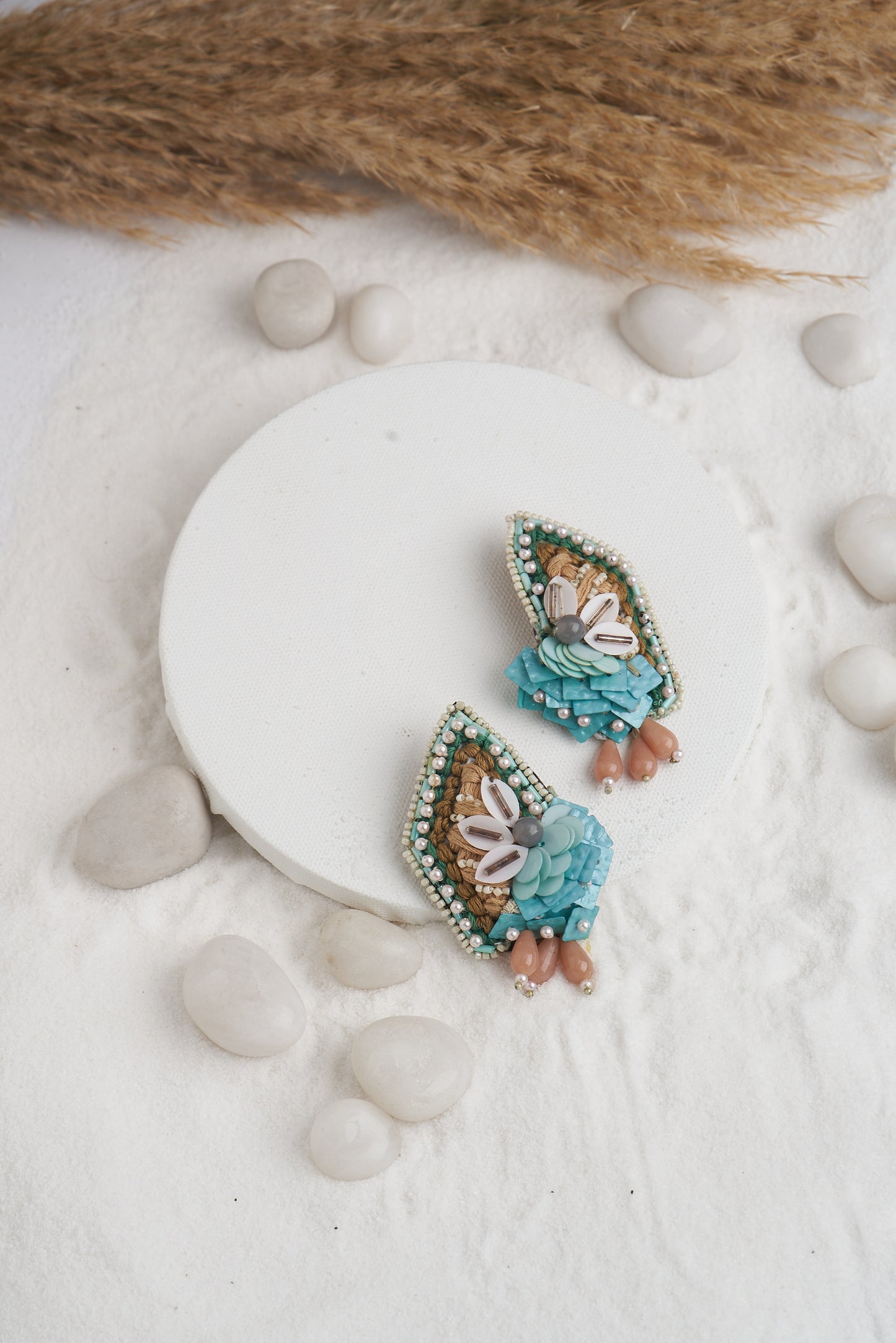 PAIR OF EARRINGS IN BEAD